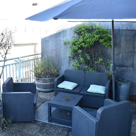 Superbe 3 Pieces Avec Terrasse 50 M2 10 Minutes A Pieds Du Centre 2 Chambres Et Un Salon