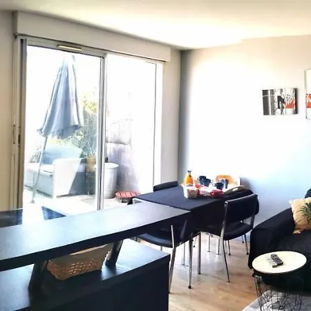Superbe 3 Pieces Avec Terrasse 50 M2 10 Minutes A Pieds Du Centre 2 Chambres Et Un Salon * Bordeaux